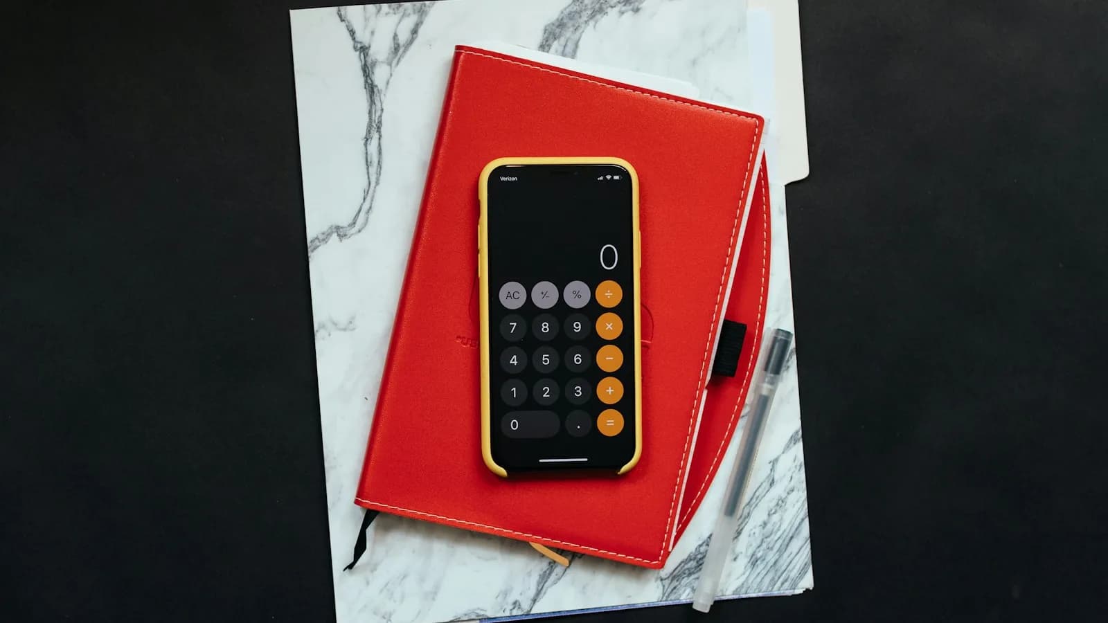 Calculator en geld op een tafel