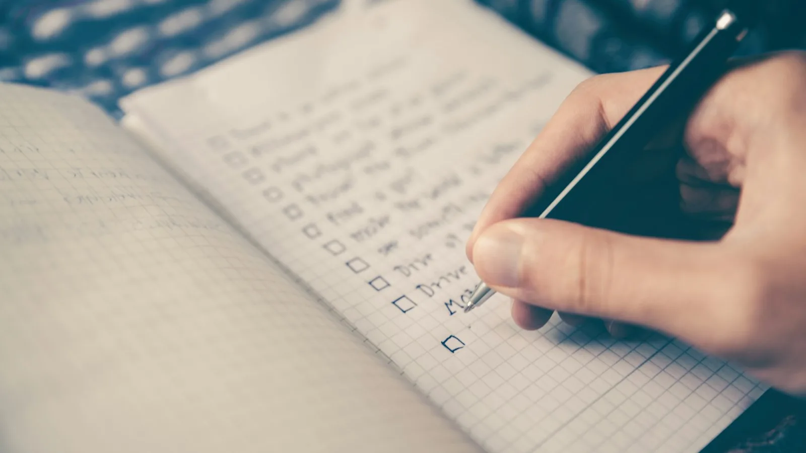 Checklist en notitieblok op een tafel