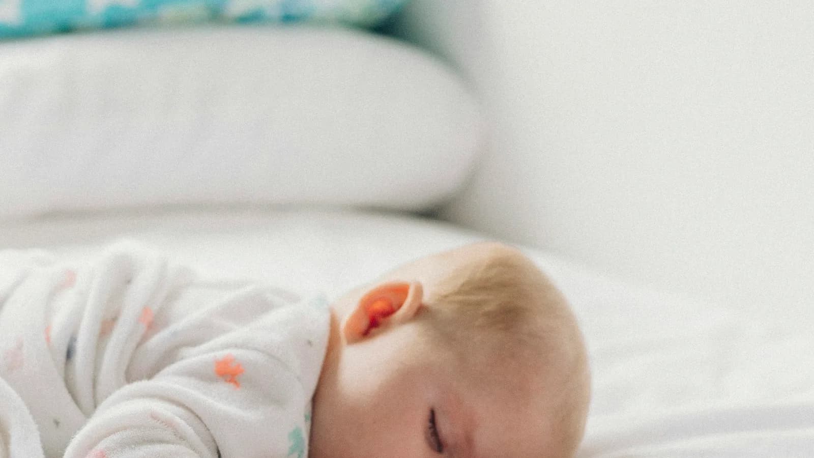 Slapend kind in een rustige slaapkamer