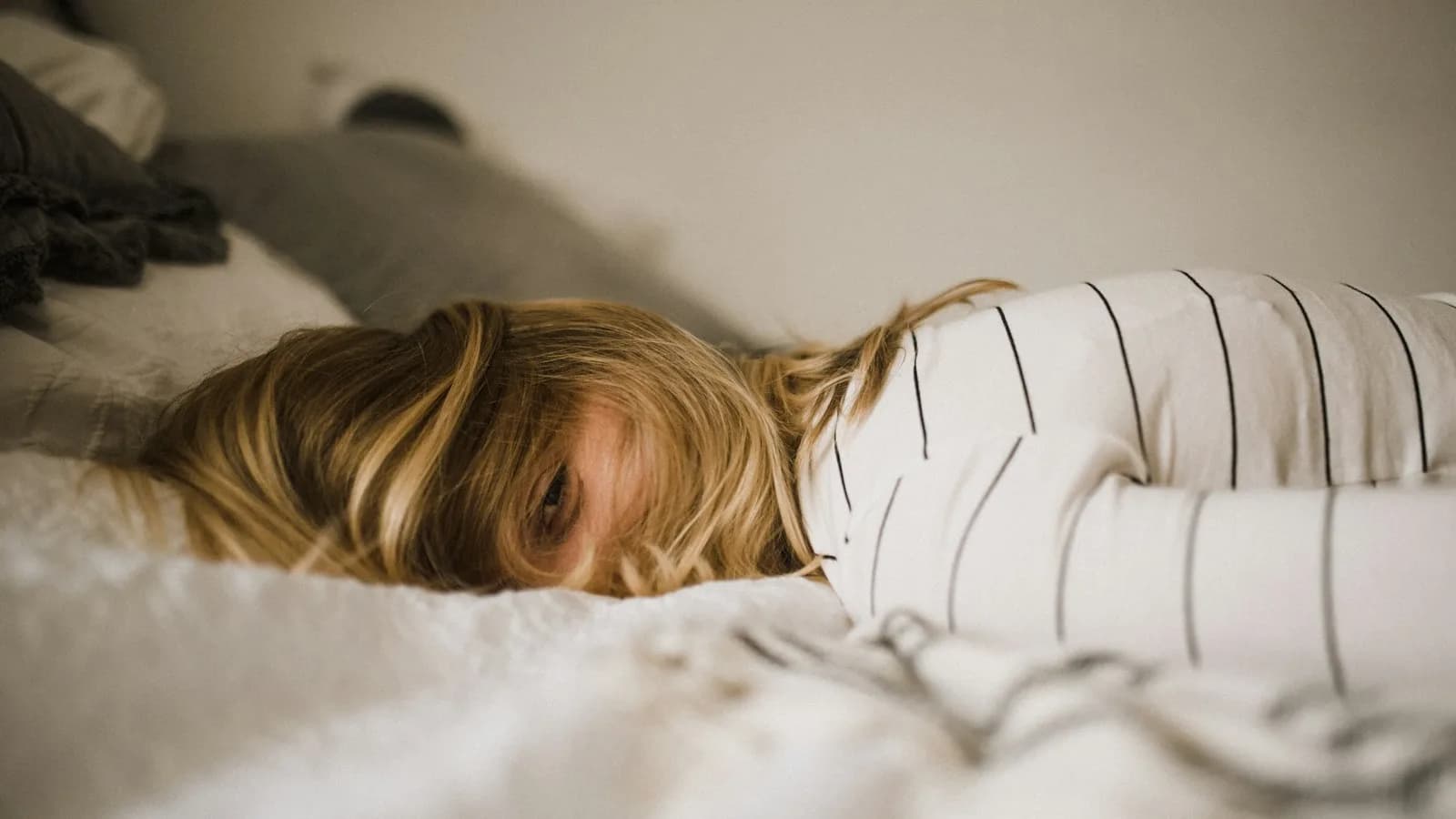 Volwassen persoon die wakker ligt in bed
