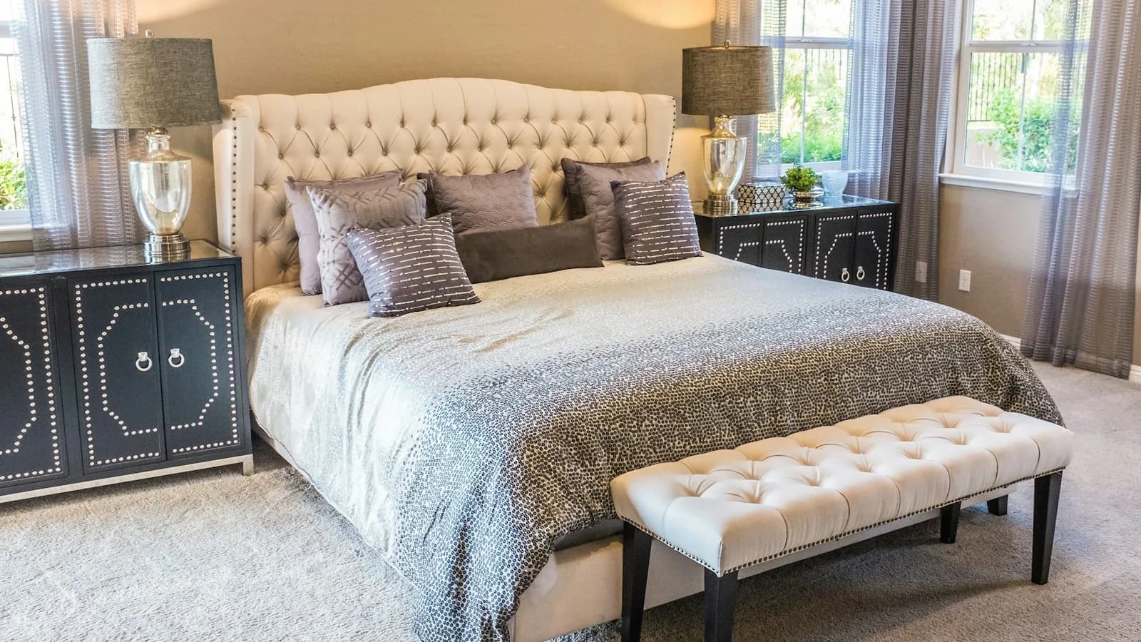 Rustige slaapkamer met opgemaakt bed