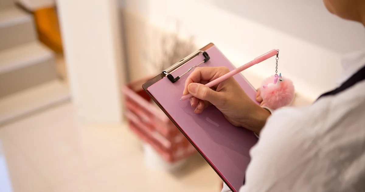 Ouders bereiden checklist en slaaplogboek voor eerste slaapcoach afspraak